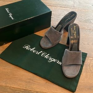 🔹 Robert Clergerie suede mules